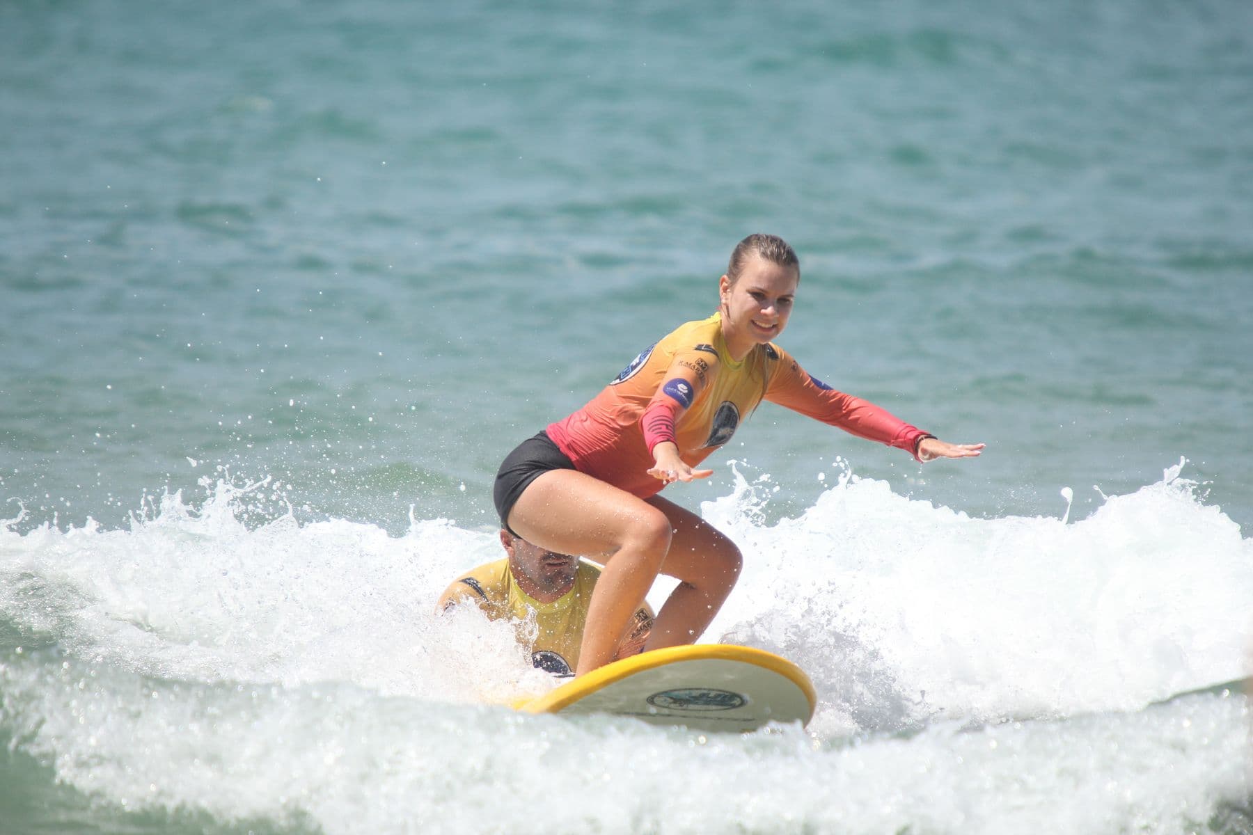 Aluna surfando ondas brancas