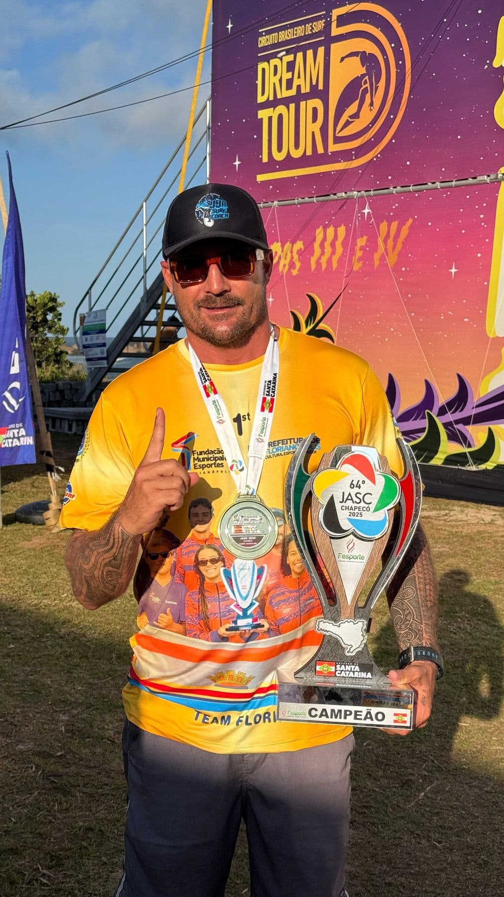 Campeão com medalha e o troféu dos Jogos Abertos (JASC)