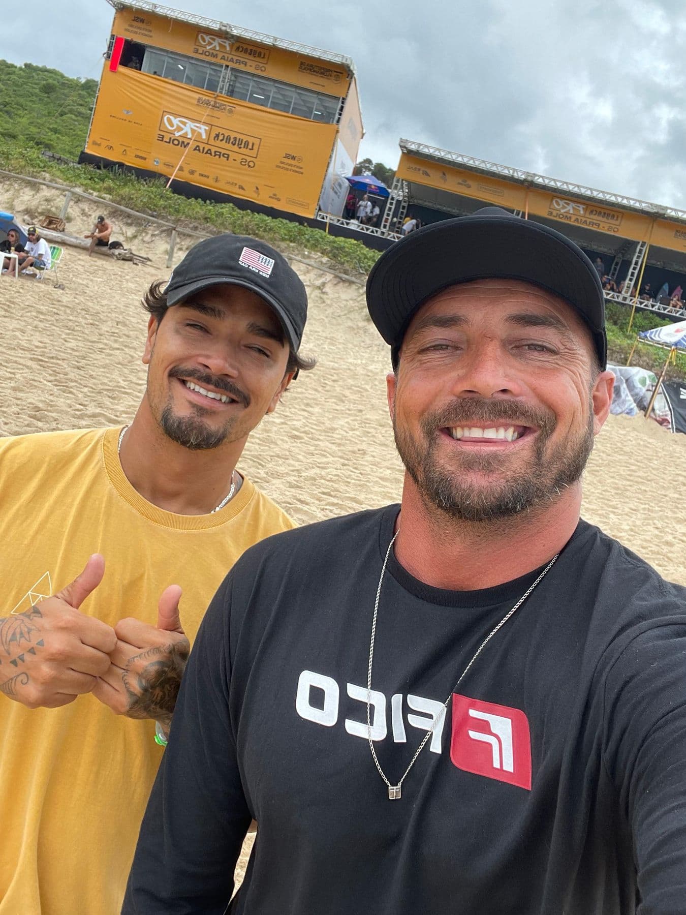 Coach com atleta em campeonato