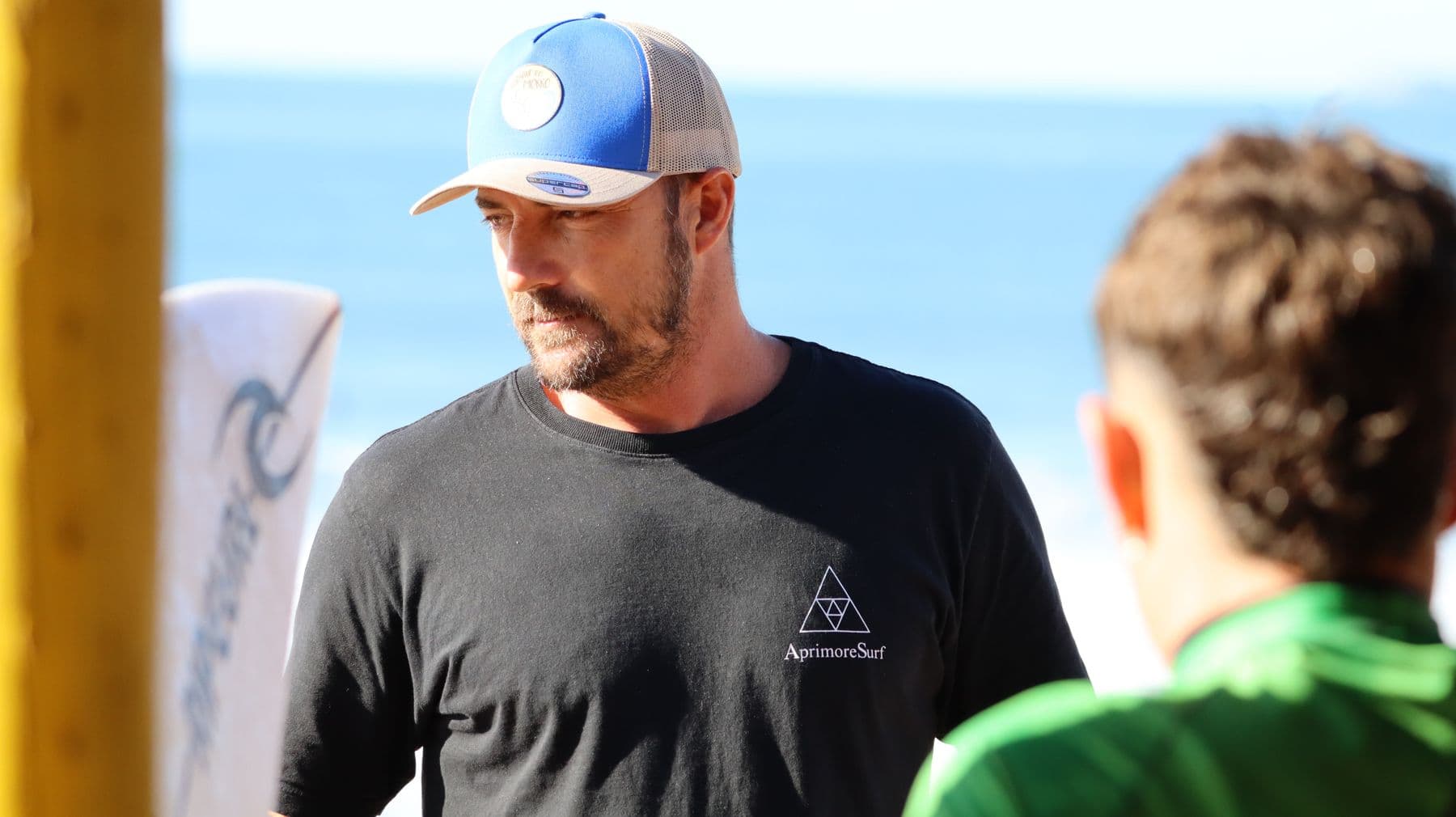Coach observando o mar