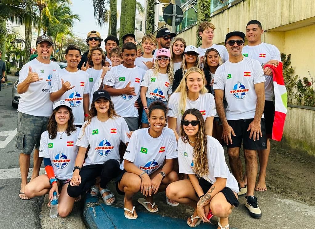 Equipe de surf de base reunida