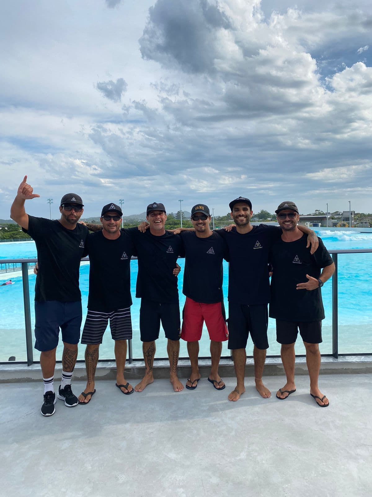 Equipe na piscina de ondas