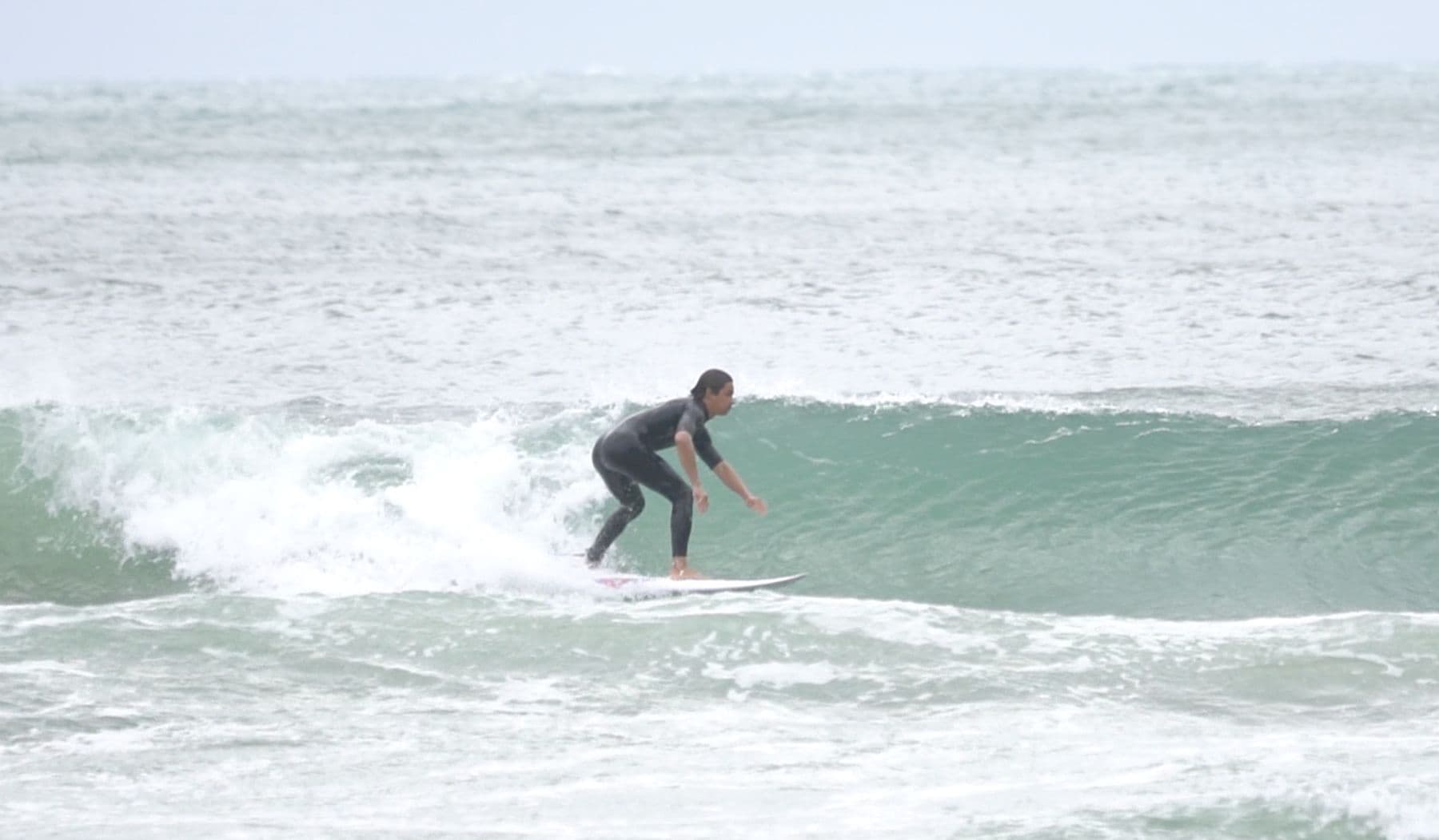 Surfista em onda verde