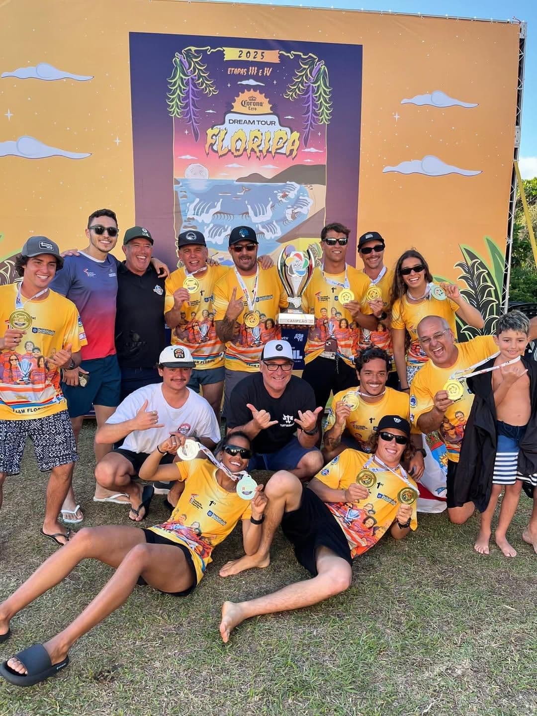 Time Floripa comemorando nos Jogos Abertos