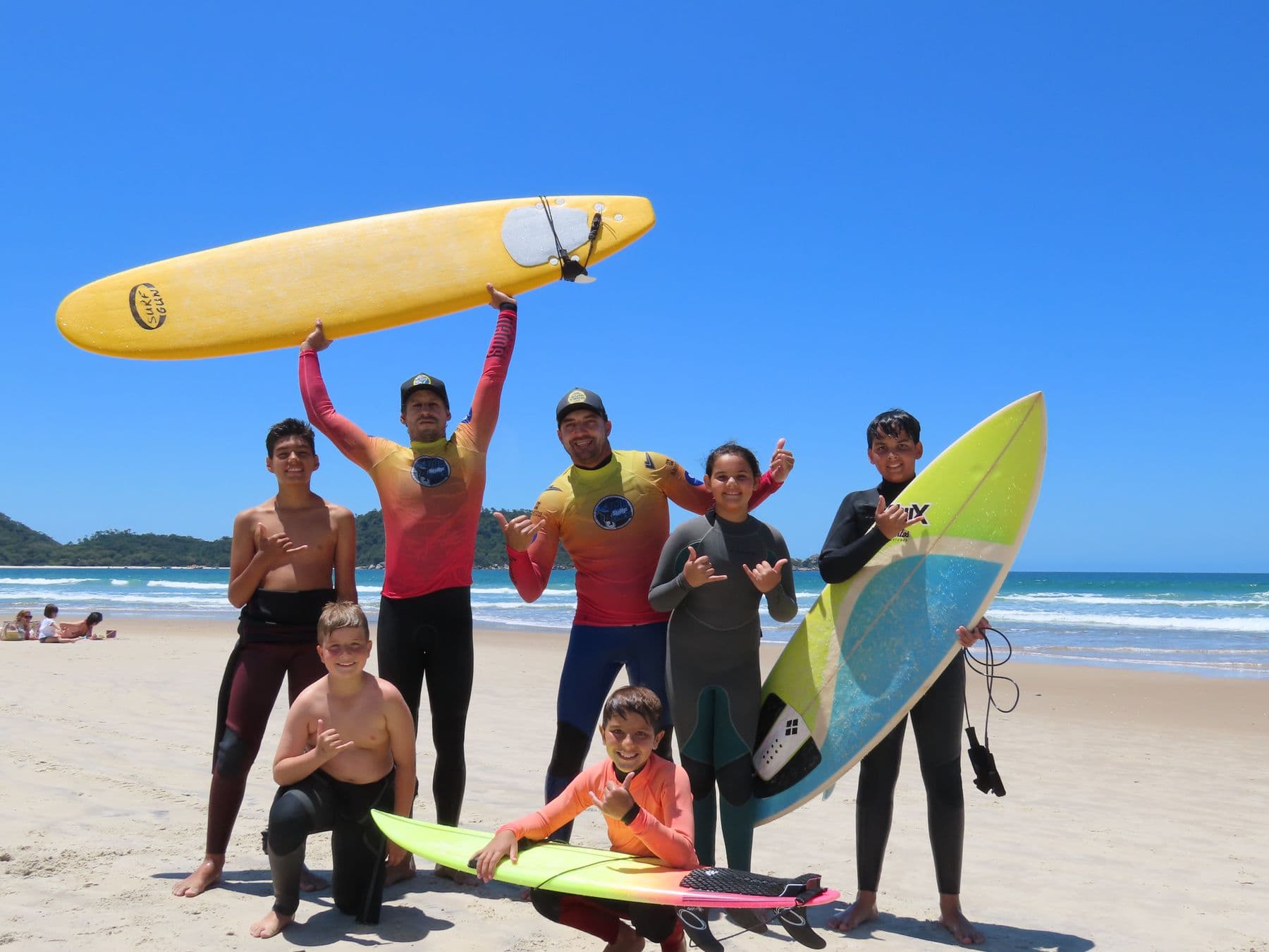 Turma comemorando com as pranchas para o alto